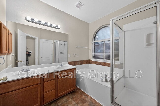 Building Photo - 216 Silver Wing