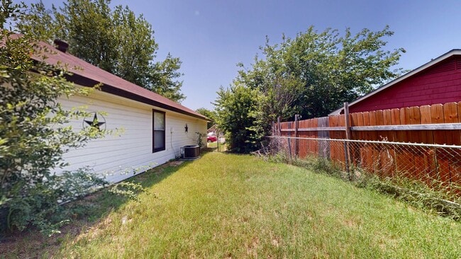 Building Photo - REMODELED 3 BEDROOM 2 BATH ALL TILE HOUSE!!!