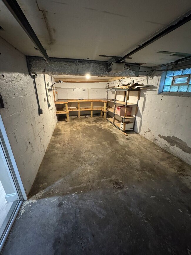 Building Photo - Coraopolis - 3 Bedroom, 1 Bath - Charming ...