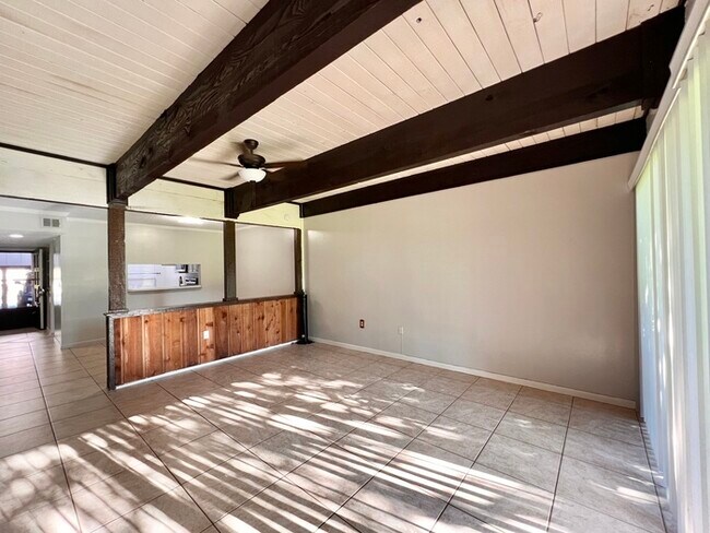 Building Photo - PRICE REDUCED!  Stylish 2 Bed, 2 Bath Cond...