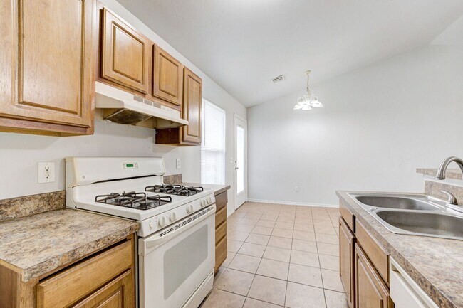 Building Photo - Cute 3BD/2BTH Duplex in Central East Norman!
