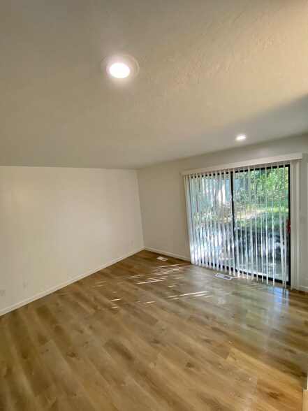 Master Bed - 4613 Porter Ave