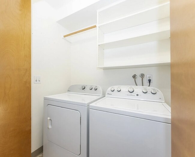 Building Photo - 2 bed, 2 bath rental condo in Lake Oswego ...
