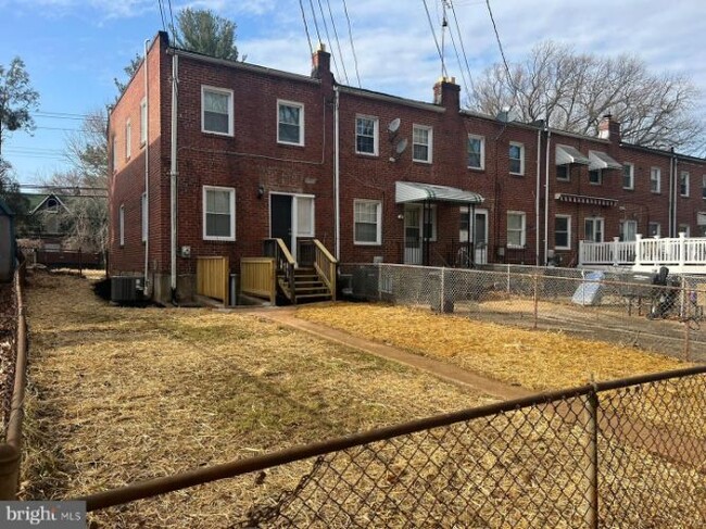 Building Photo - 3 Bedroom - Voucher Accepted