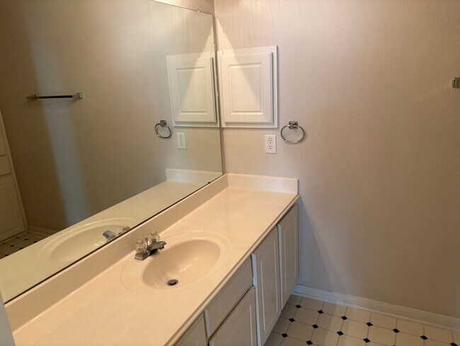 Building Photo - 18326 Hollow Branch Ct