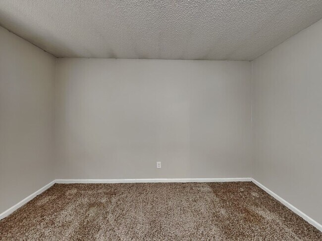 Building Photo - 1431 Lantana Dr