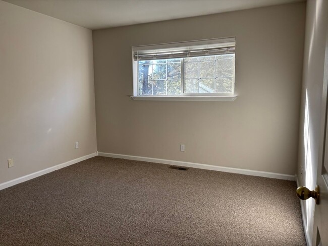 Building Photo - 3 BR/2.5 BA Townhouse