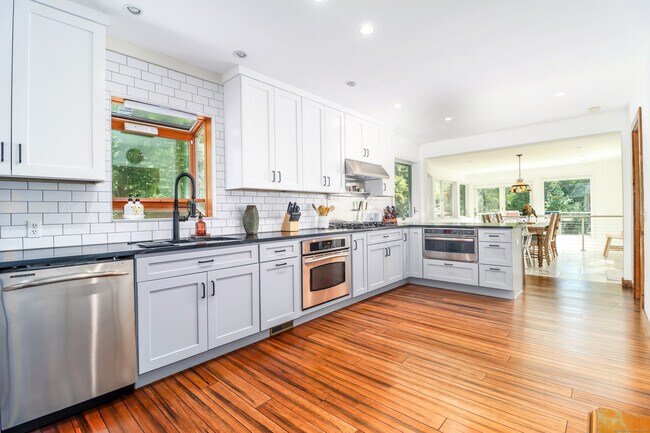 Building Photo - 5 Birch Ln