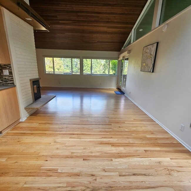 Building Photo - Private Bainbridge Island Retreat with Acreage & Modern Comforts