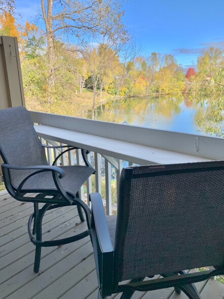 Building Photo - 5 Round Lake Trail