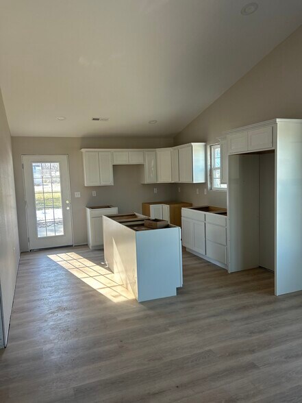 Building Photo - 302 Jennifer