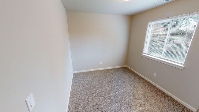 Building Photo - Manchester 3 Bedroom Available June 15th!