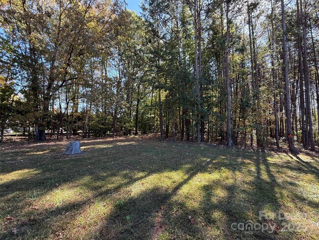 Building Photo - 925 Perth Rd