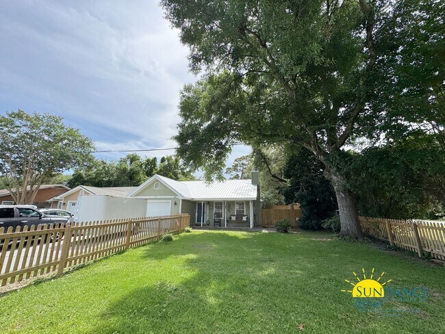 Building Photo - Charming 3-Bedroom Home in Shalimar – Conv...