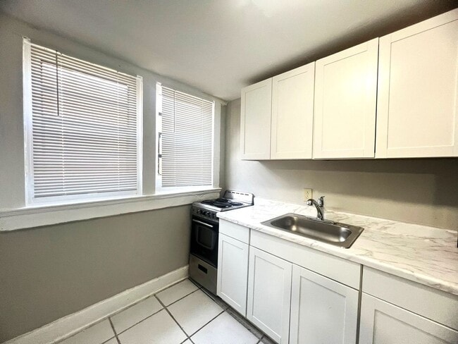 Building Photo - Studio Apartment Rental across from the park