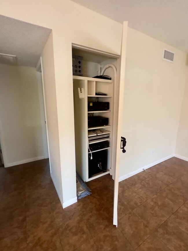 Building Photo - 2 Bed 2 Bath Duplex Long Term Rental!
