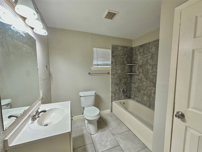 Building Photo - 9401 Sierra Dr