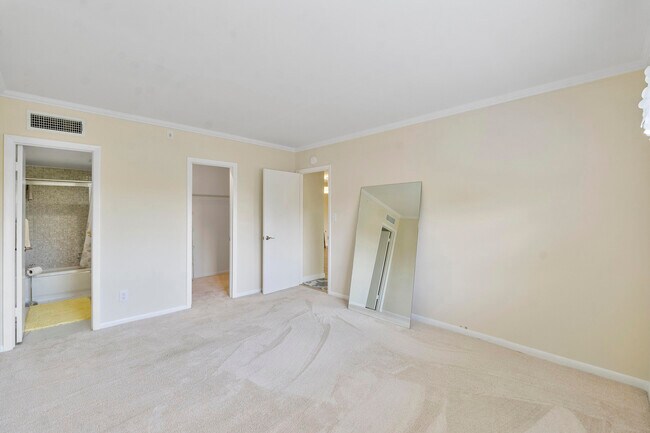 Building Photo - 126 S Cypress Rd