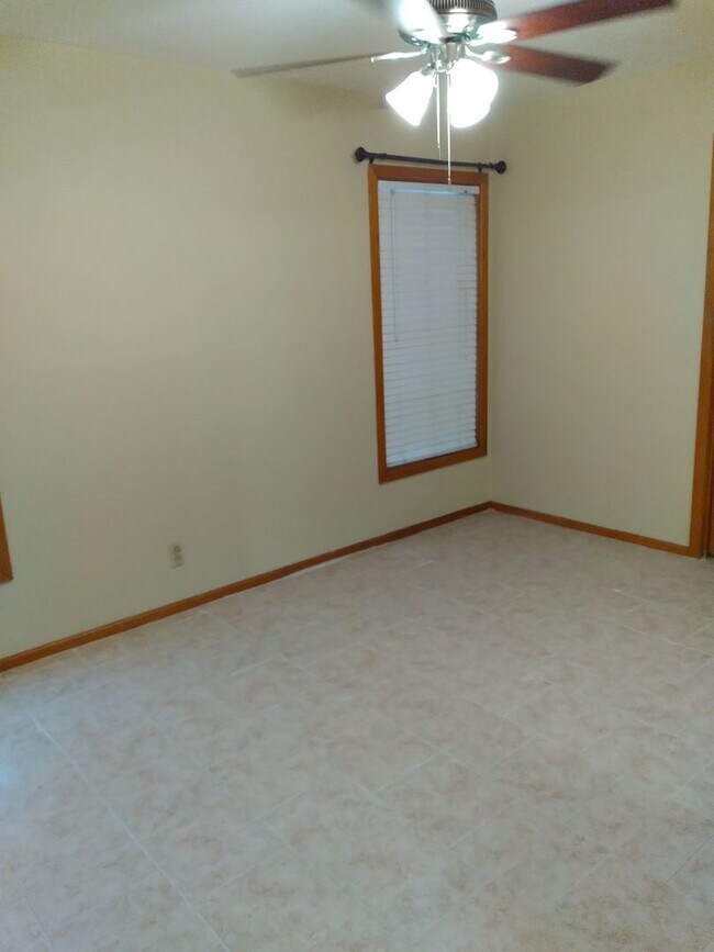 Building Photo - Great location