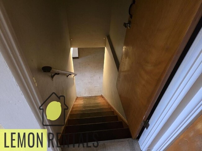 Building Photo - 1302 S 16th Ave