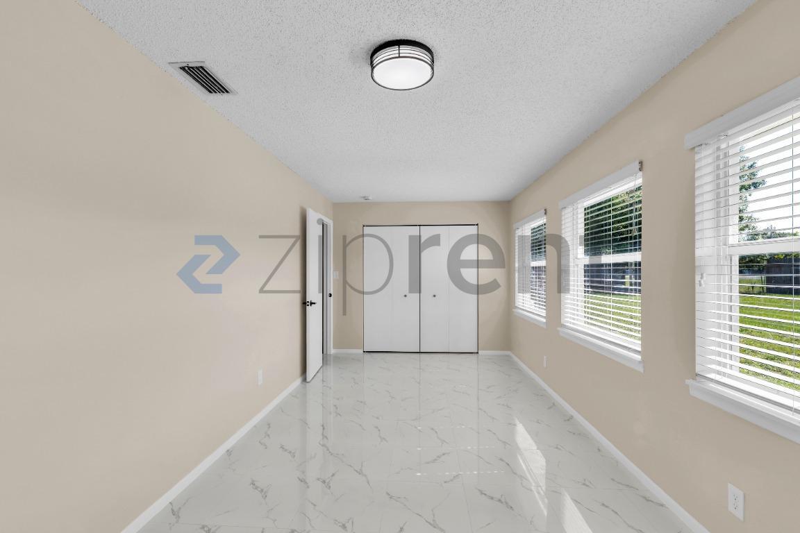 Building Photo - Unit B