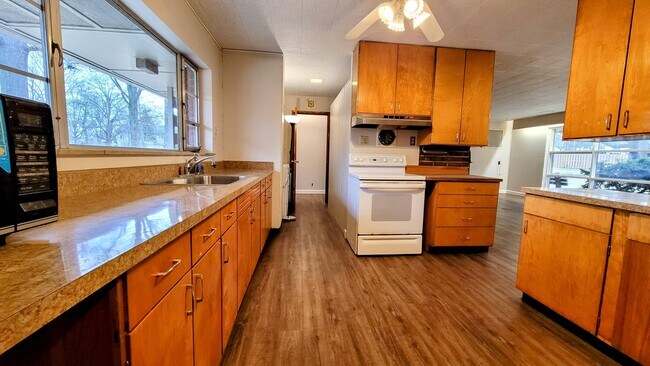 Building Photo - 495 Compton Rd