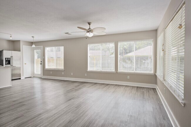 Building Photo - 18178 Woodsdale Ct