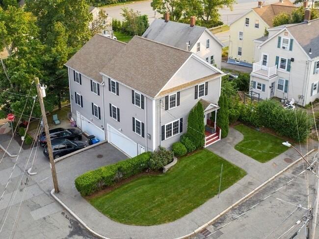 Building Photo - 162 Massasoit St