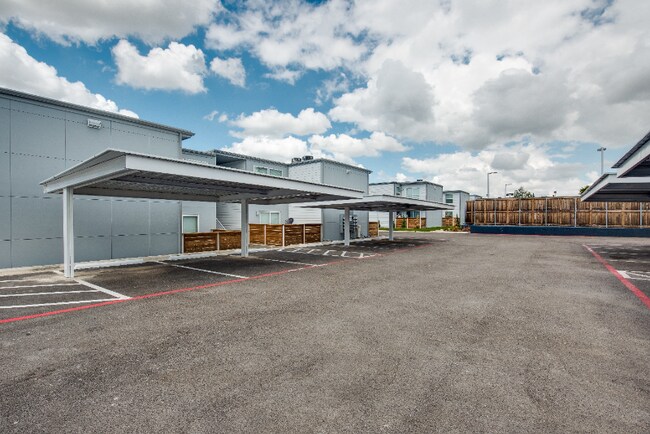 Building Photo - 3328 Cedarplaza Ln