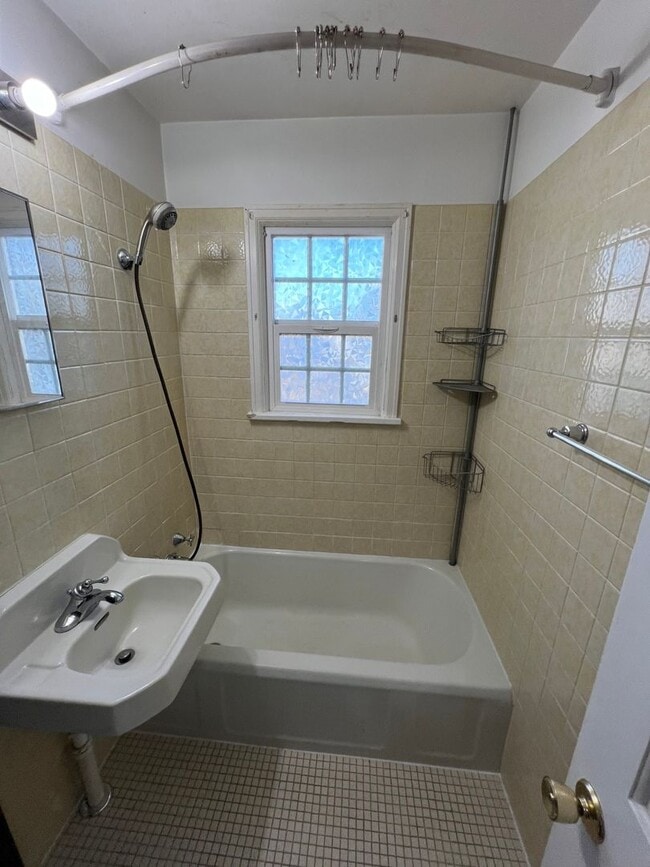 Building Photo - 3 Bed 2 Bath House