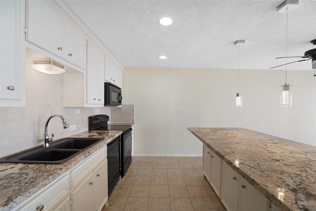Building Photo - 8416 Seawall Blvd