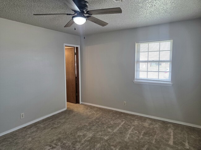 Building Photo - 904 E Hills Dr