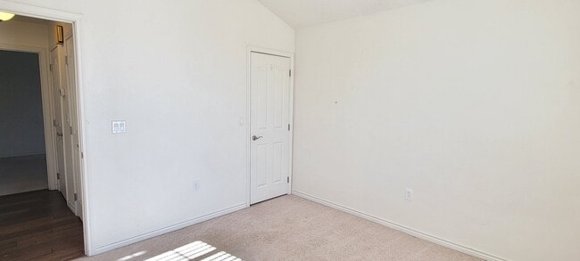 Building Photo - NEWER HOME ON QUIET STREET