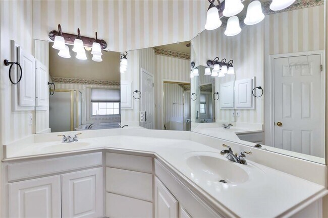 Building Photo - 2721 Butler National Dr