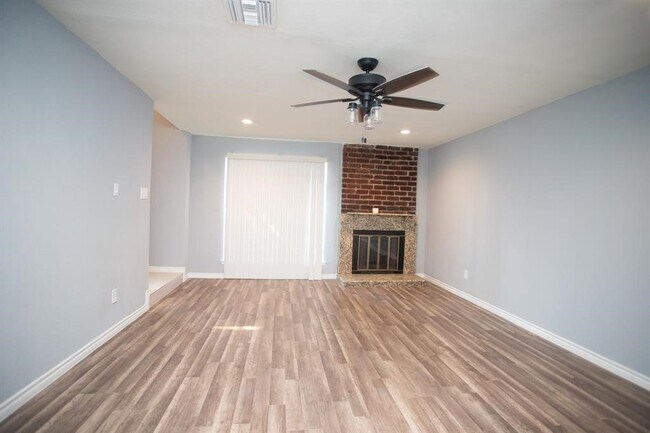 Building Photo - 5821 W Sunforest Dr
