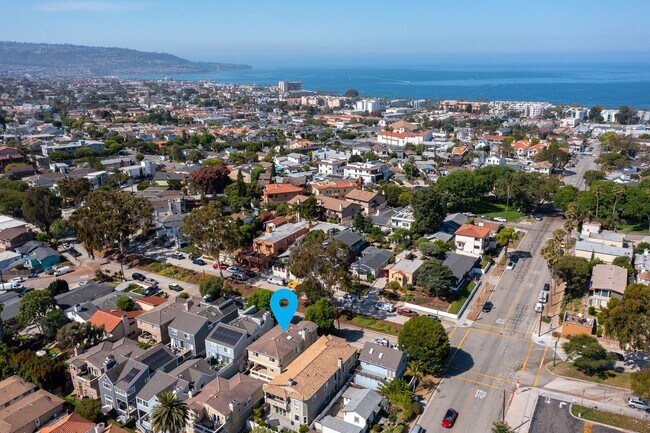 Building Photo - Spacious detached townhome available in So...