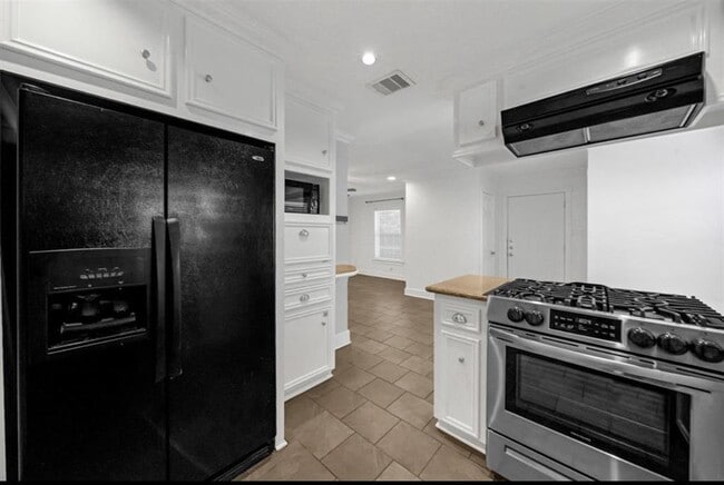 Building Photo - 7310 Moss Rose St
