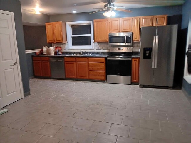 kitchen /new floor tile all new appliences - 7537 S Zikes Rd