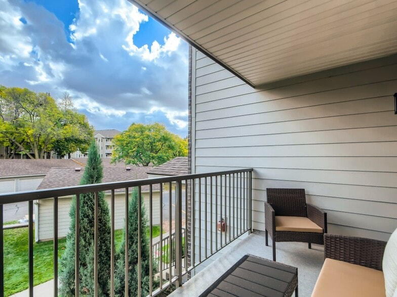 Building Photo - 2100 Ridge Dr