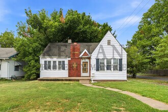 Building Photo - 703 S Grove Dr