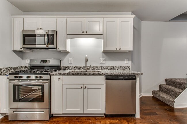 Building Photo - Beautiful Newly Renovated 3 Bedroom 2 Bath...