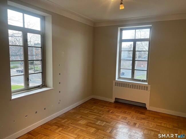 Building Photo - 869 Farmington Ave