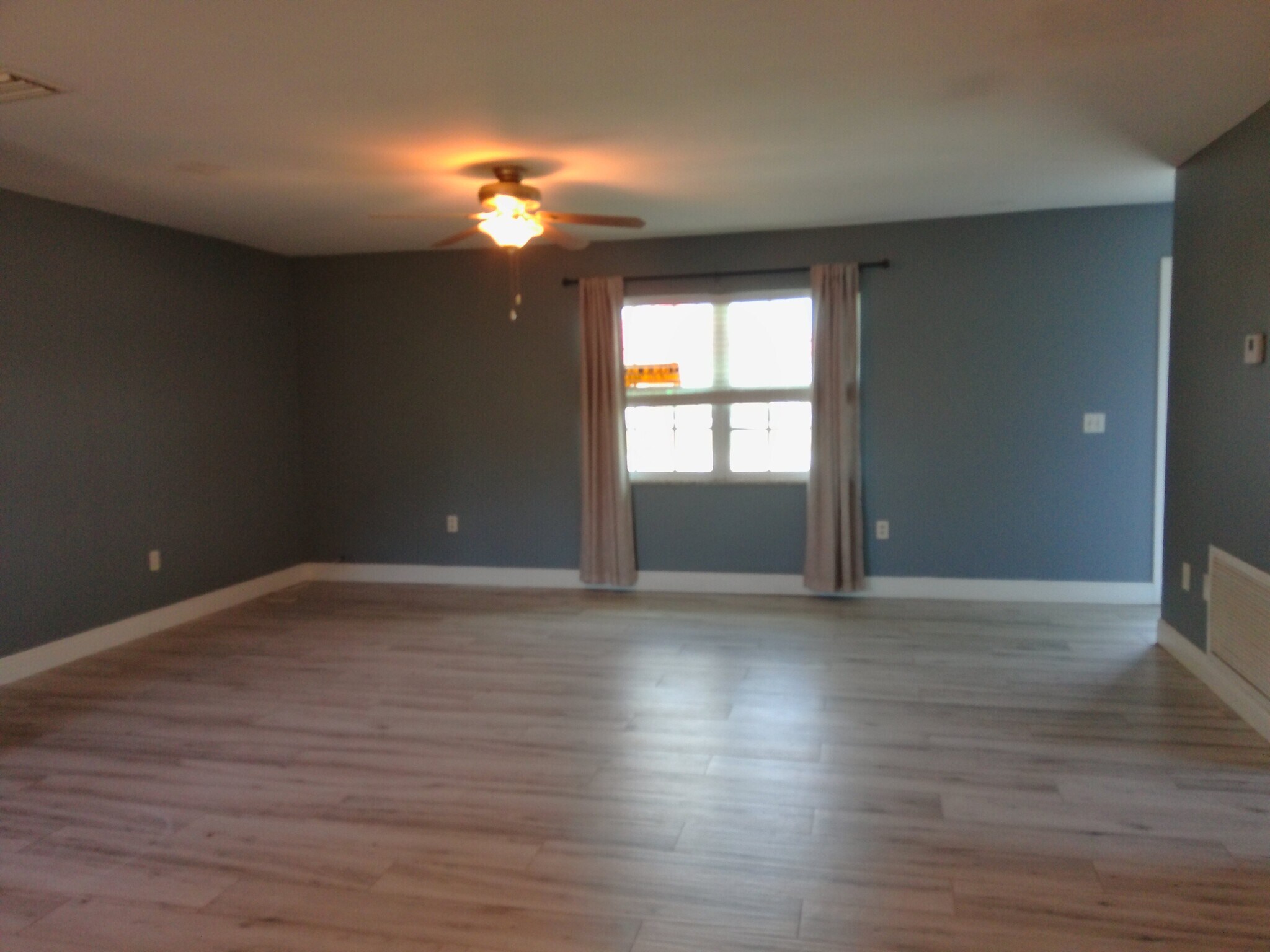 Building Photo - 893 Iris Dr