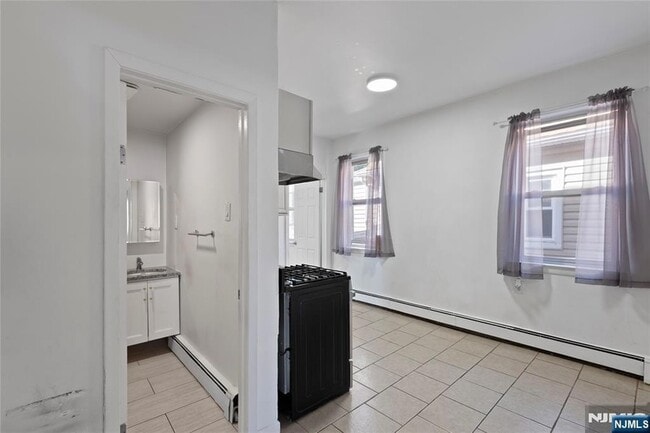 Building Photo - 676 Chestnut St