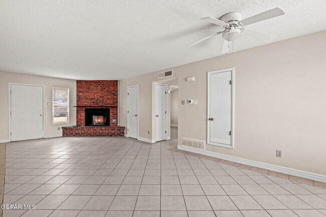 Building Photo - 8920 Leo St