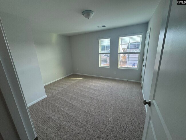 Building Photo - 3052 Hallsdale Dr