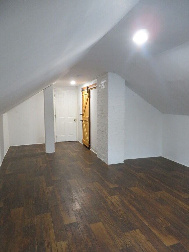 Building Photo - 815 Floral Ave