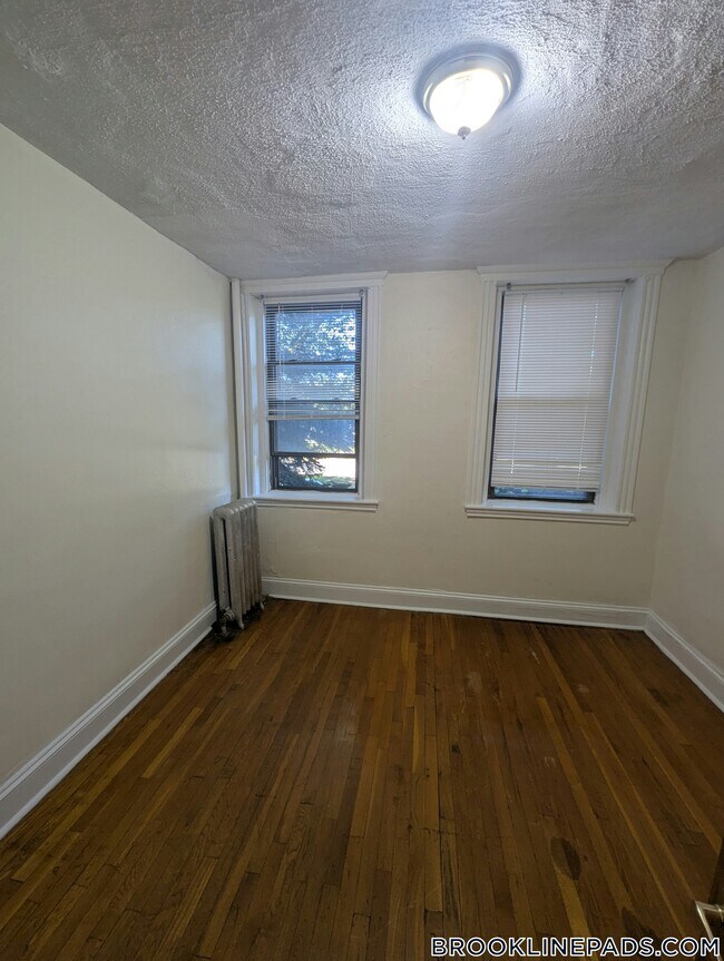 Building Photo - 364 Riverway