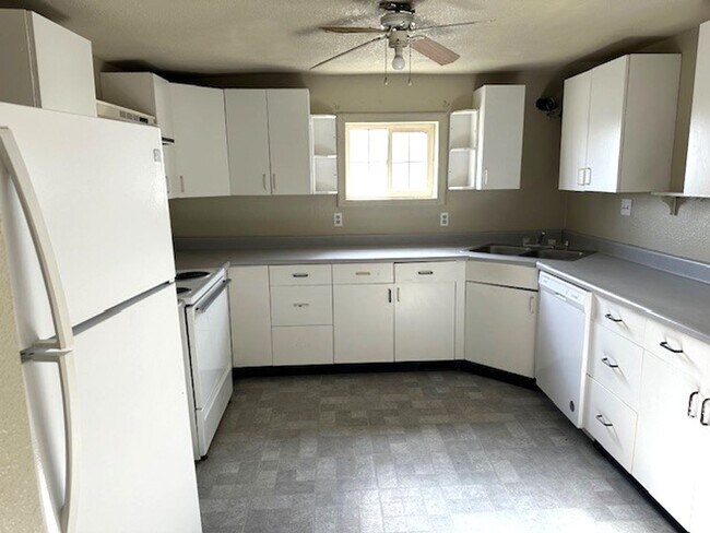 Building Photo - 3 bedroom double wide in Spring Creek