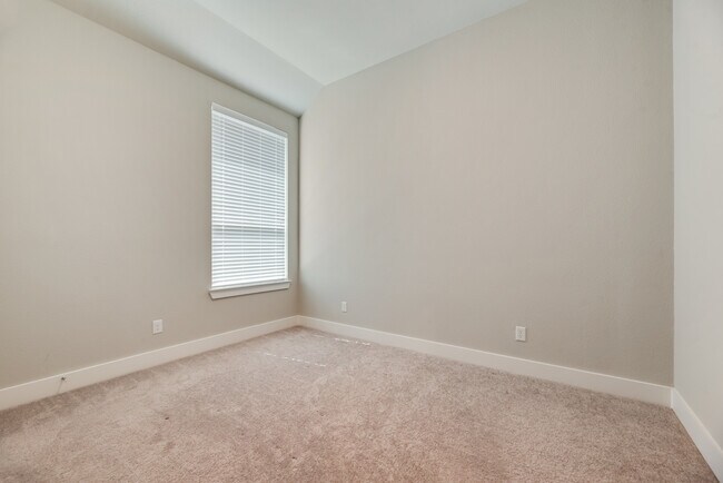 Building Photo - 3105 Columbia Dr